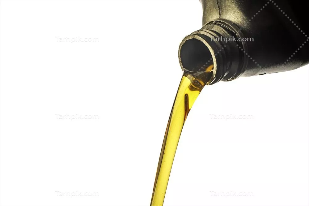 عکس جریان روانکار از بطری خاکستری بر روی پس زمینه سفید