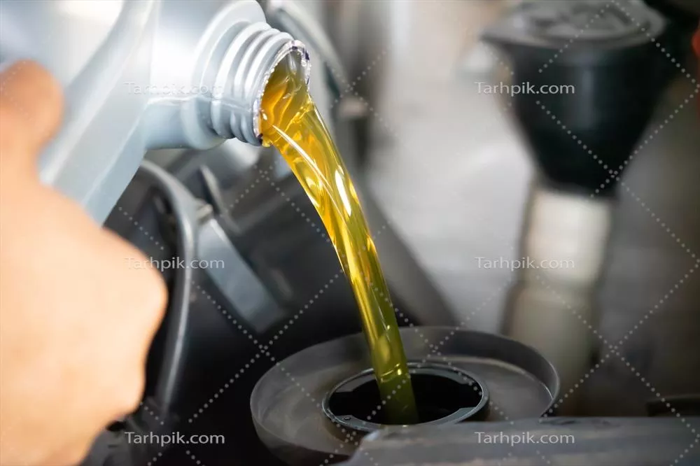 عکس ریختن روغن موتور تازه به داخل موتور خودرو در حین تعویض روغن