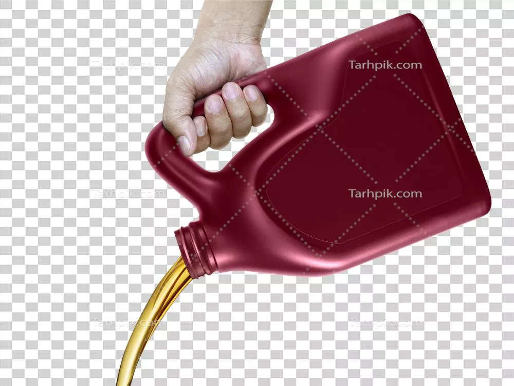 عکس دوربری ریختن روغن موتور از یک قوطی در دست بر روی پس زمینه شفاف
