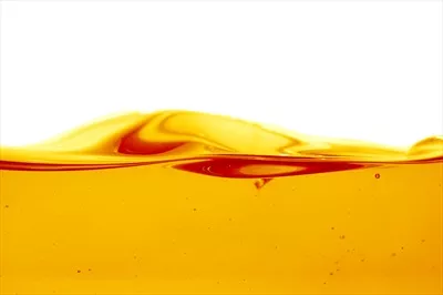 عکس موج های ویسکوزیته روغن و حباب های هوا درون روغن بر روی پس زمینه سفید