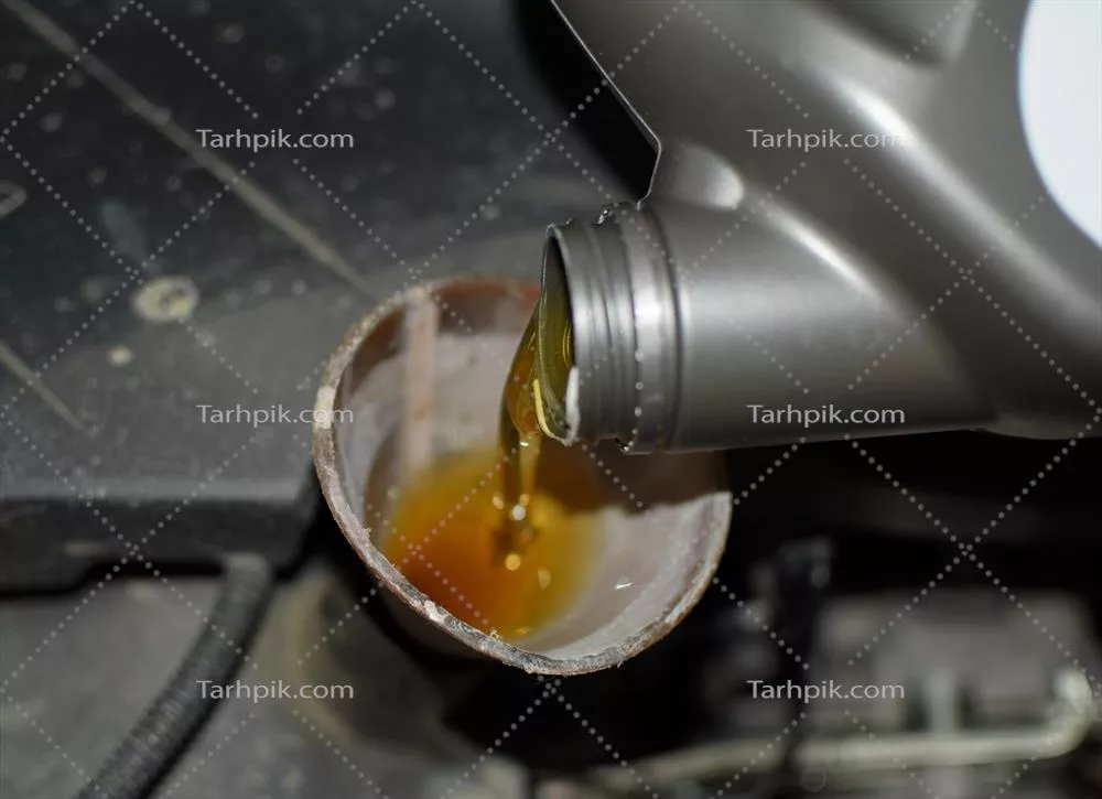 عکس تعویض روغن موتور خودرو در ایستگاه خدمات و نگهداری