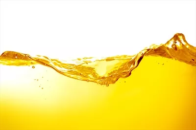 عکس عصاره طبیعی و تازه پرتقال در پس زمینه سفید با نمای نزدیک