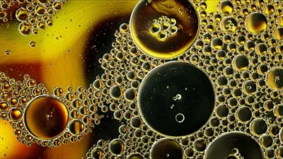 عکس تصویری زیبا از قطرات رنگی روغن و حباب ها در سطح آب