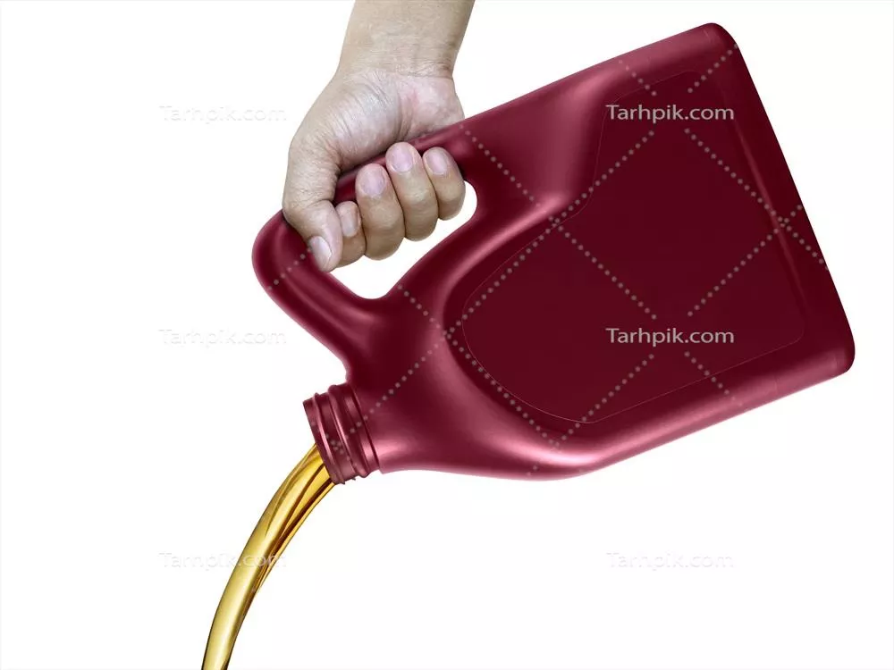 عکس ریختن روغن موتور از قوطی در دست بر روی پس زمینه سفید