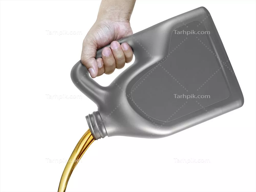 عکس ریختن روغن موتور از قوطی در دست بر روی پس زمینه سفید