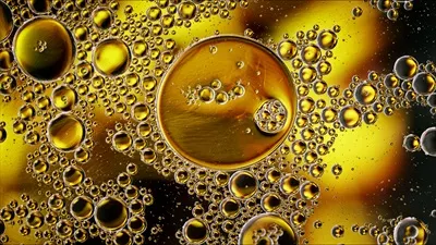 عکس تصویری زیبا و رنگارنگ از قطرات روغن و حباب ها بر روی سطح آب