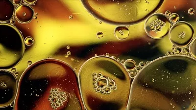 عکس تصویری زیبا از قطرات رنگی روغن و حباب ها در سطح آب