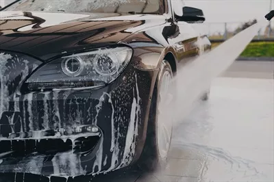 عکس شستشوی حرفه ای خودرو با استفاده از دستگاه فشار قوی آب