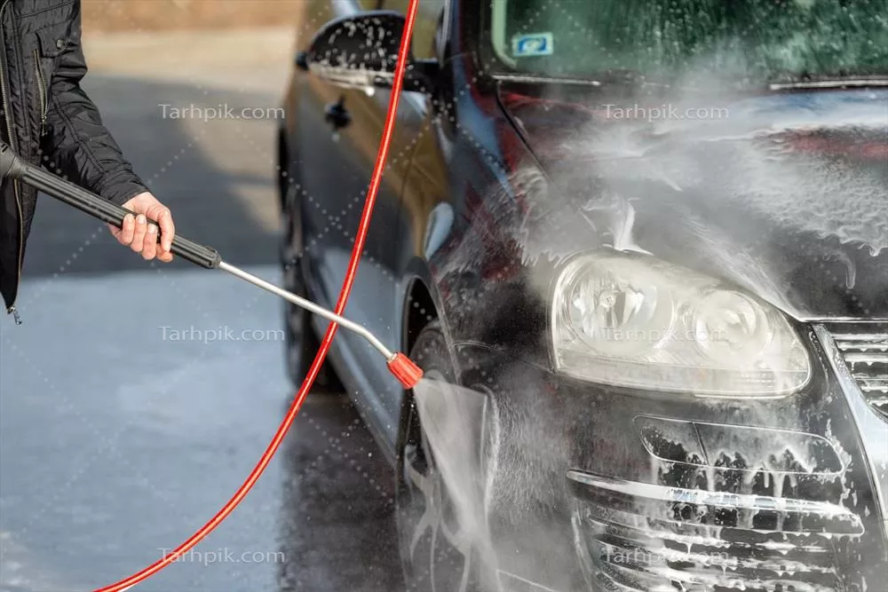 عکس شستشوی خودکار خودرو بدون تماس با استفاده از آب و فوم در خدمات خودکار