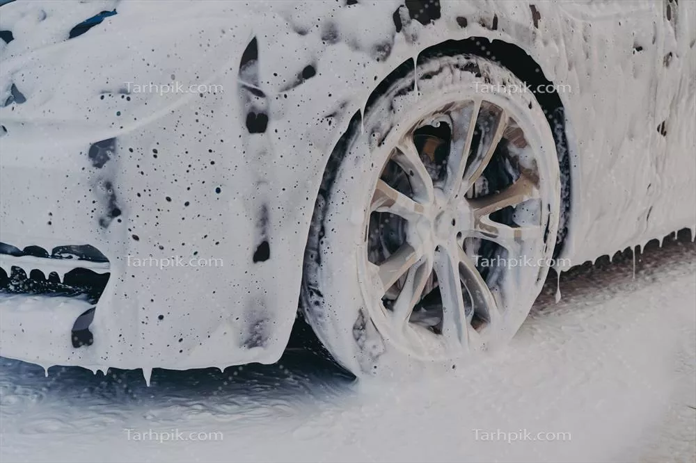 عکس شستشوی چرخ خودرو در ایستگاه خدمات کارواش با کف سفید و تمیز