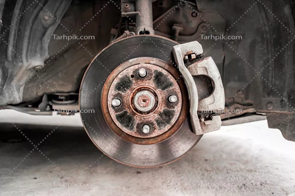 عکس بررسی اجزای سیستم ترمز خودرو: دیسک ترمز، کالیپر و لنت ترمز