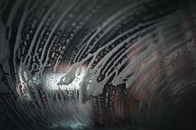 عکس شستشوی اتومبیل با آب صابونی و بخار در کارواش اتوماتیک