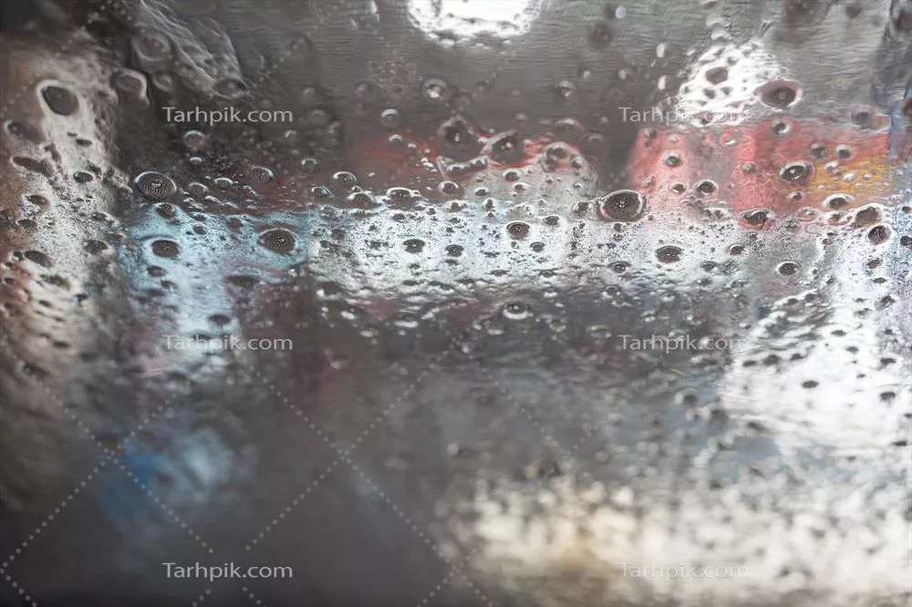 عکس نمایی از داخل یک خودرو در حین شستشوی اتوماتیک