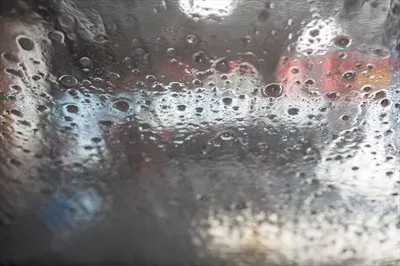 عکس نمایی از داخل یک خودرو در حین شستشوی اتوماتیک