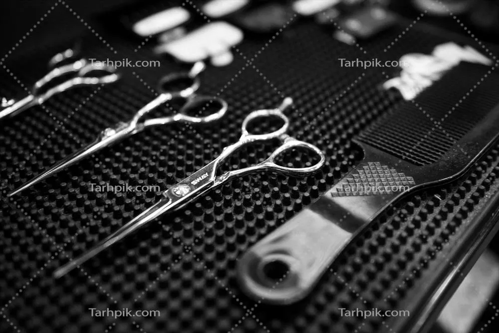 عکس ابزارهای مورد استفاده در آرایشگاه مردانه بر روی میز کار