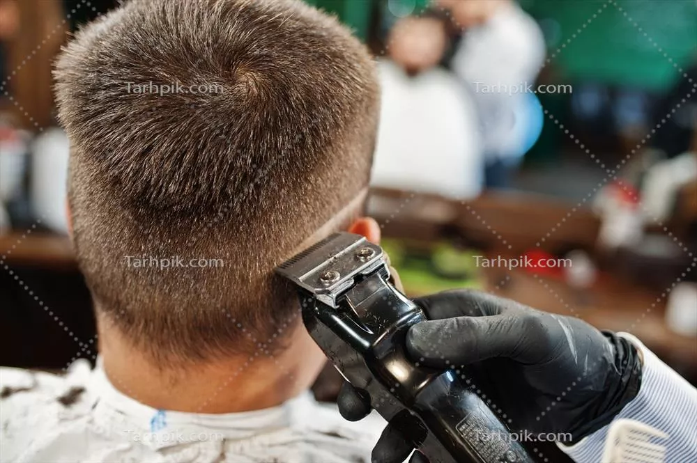 عکس مردی با ریش جذاب در آرایشگاه در حال دریافت خدمات آرایشی