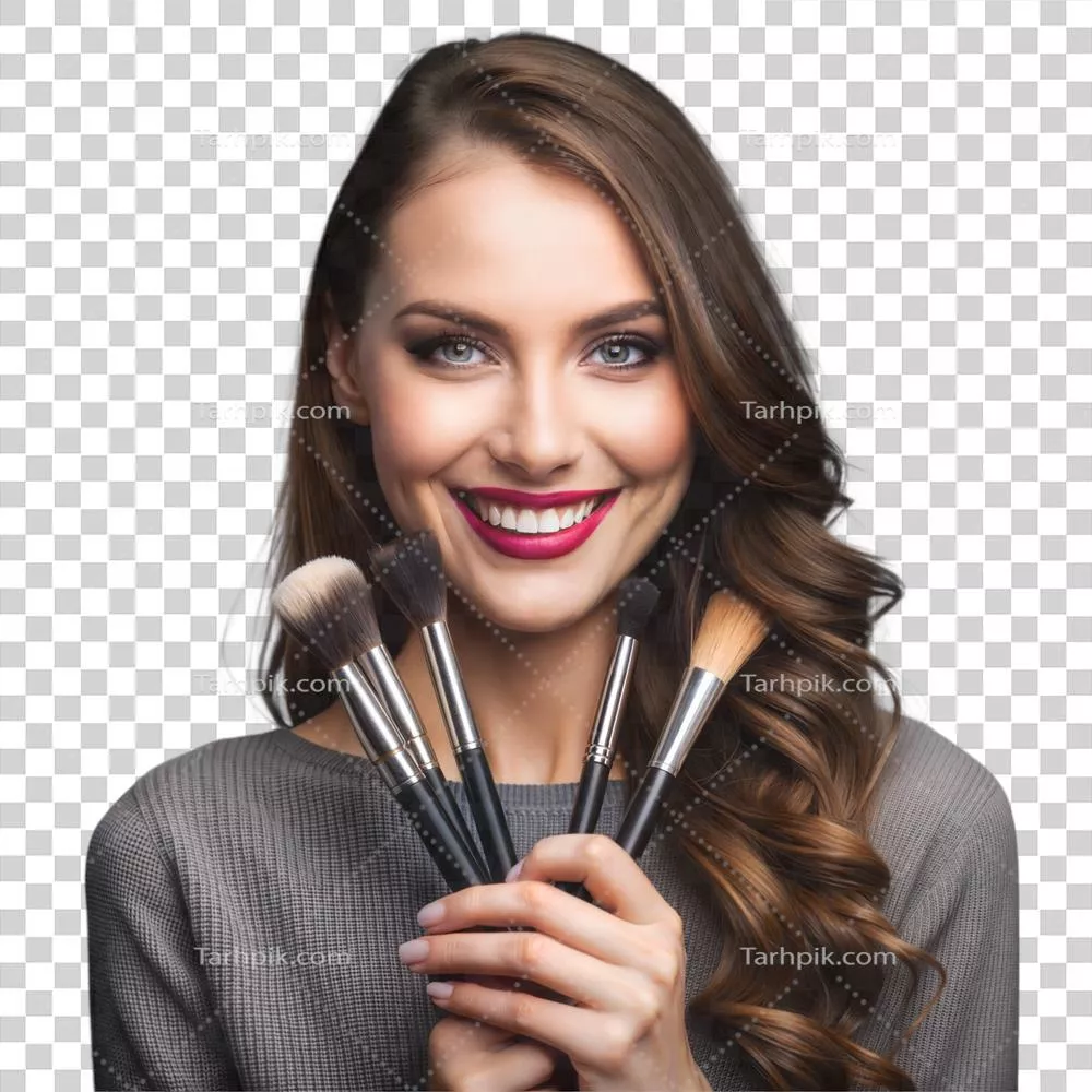 عکس دوربری کارشناس زیبایی با لبخند و قلم موهای آرایشی در پس زمینه شفاف