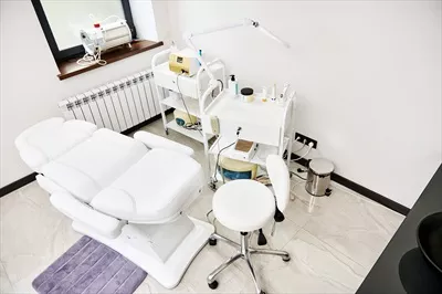 عکس نمایی از یک اتاق زیبایی مدرن با تجهیزات حرفه ای در کلینیک پوست و زیبایی