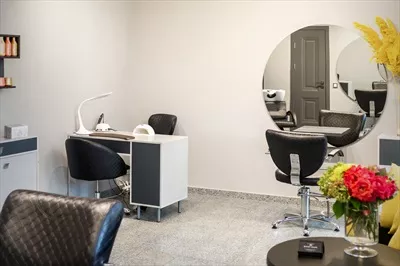 عکس فضای داخلی یک سالن زیبایی مدرن و روشن با طراحی جذاب و دلنشین