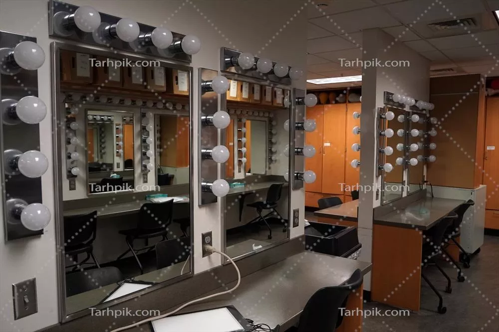 عکس اتاق تغییر لباس در تئاتر با آینه آرایش و نورپردازی مناسب