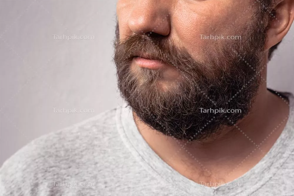 عکس تصویری از مردی با ریش و سبیل زیبا و جذاب که توجه را جلب می کند