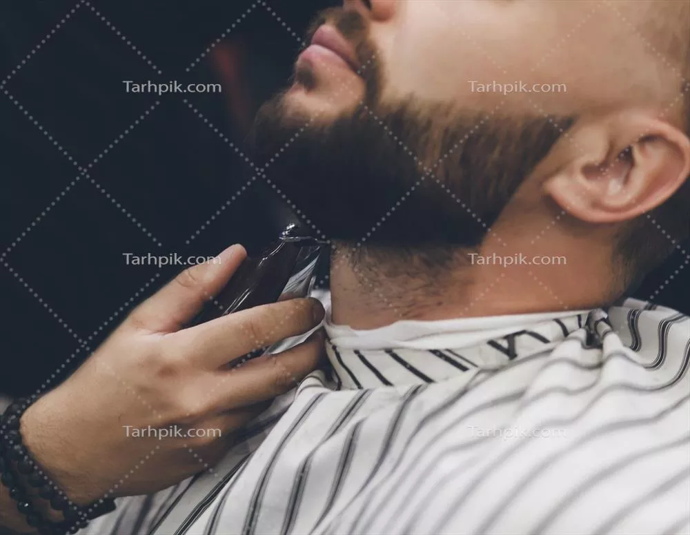 عکس اصلاح و طراحی ریش توسط آرایشگر حرفه ای با دقت و مهارت بالا