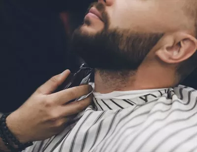 عکس اصلاح و طراحی ریش توسط آرایشگر حرفه ای با دقت و مهارت بالا