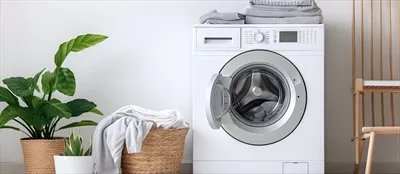 عکس طراحی مدرن و کاربردی فضای داخلی اتاق لباسشویی با ماشین لباسشویی پیشرفته