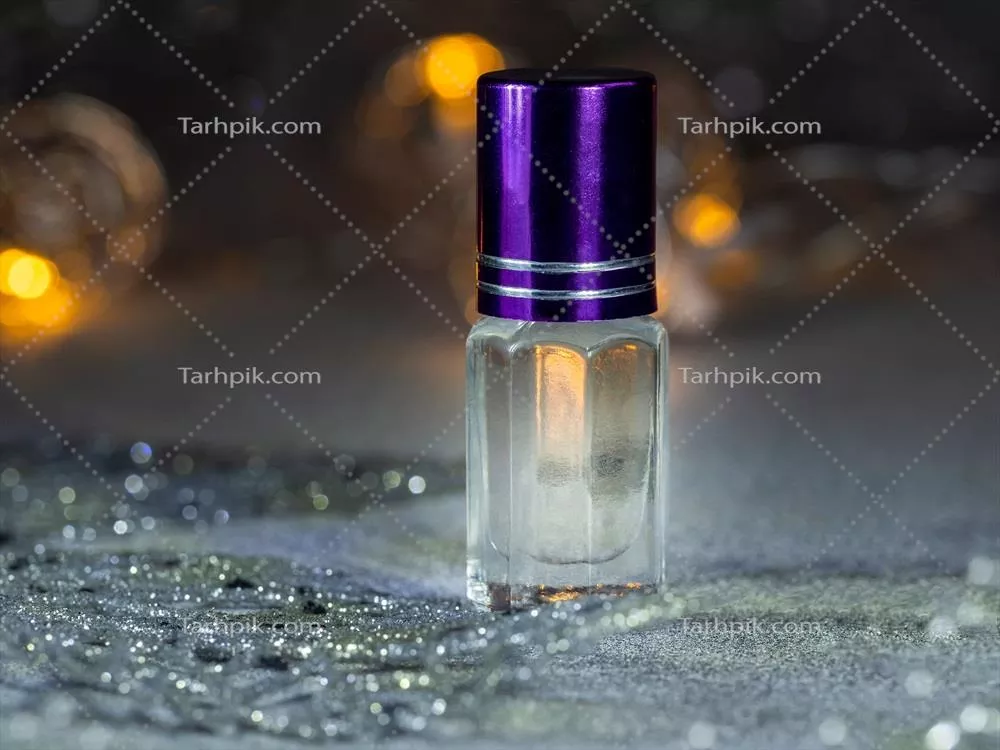 عکس عطر متمرکز در بطری مینیاتوری با رایحه مشک بر روی پس زمینه مشکی جشنواره ای