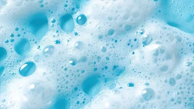 عکس تصویری نزدیک از مایعی آبی رنگ با حباب های ریز و جذاب