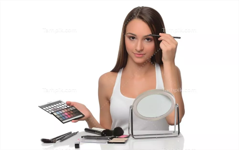 عکس آرایشگر حرفه ای در حال آرایش چشم یک زن زیبا با دقت و ظرافت