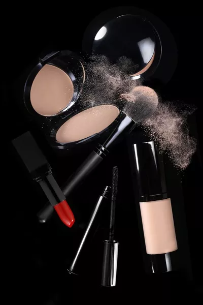 عکس محصولات آرایشی شامل پودر فشرده، رژ لب و ریمل با کیفیت بالا