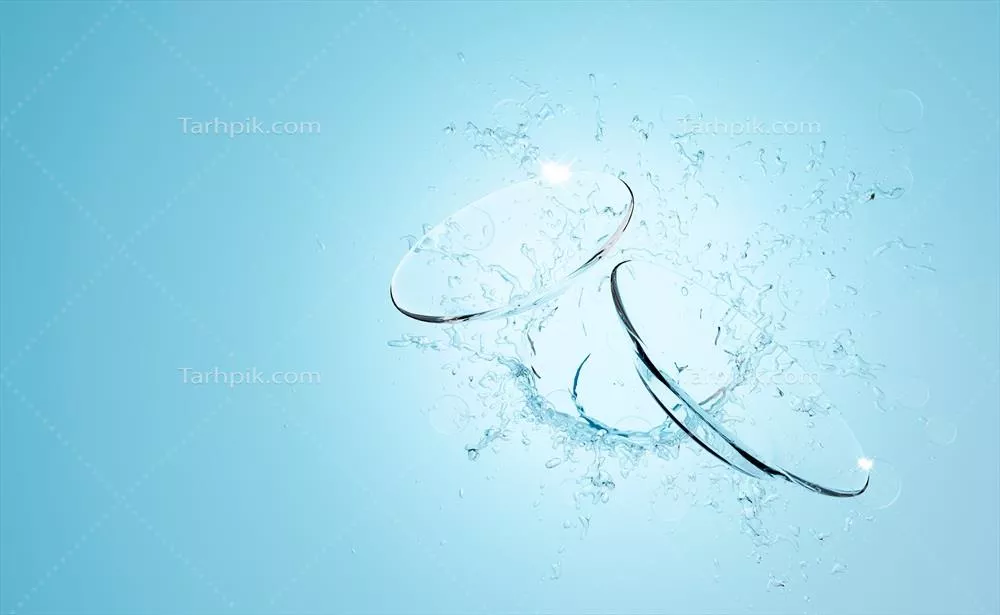 عکس تصویری زیبا از ظرف شفاف با آب در حال پاشش برای تبلیغ مایع ظرفشویی