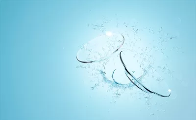 عکس تصویری زیبا از ظرف شفاف با آب در حال پاشش برای تبلیغ مایع ظرفشویی