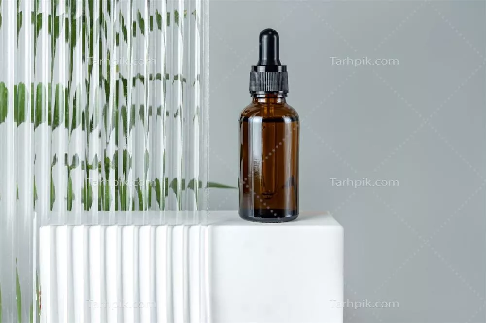 روغن صورت زیبایی در بطری شیشه ای کهربایی: عکسی از بسته بندی مدرن و طبیعی