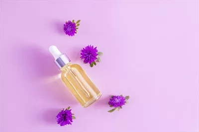 عکس بطری شیشه ای قطره چکان با سرم صورت برای مراقبت از پوست