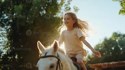 عکس دختری شاداب که بر روی اسب سفیدی در زیر آسمان آفتابی در یک محیط سبز و سرسبز سوار شده است