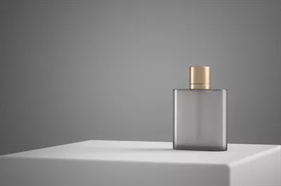 عکس تصویر واضح و زیبا از بطری های آرایشی شفاف بر روی صحنه سفید