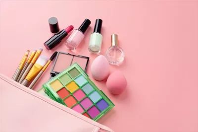 عکس پالت سایه چشم تابستانی روشن و محصولات آرایشی در کیف صورتی