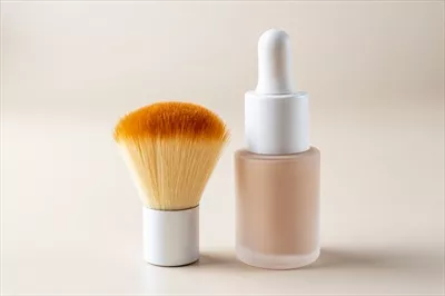 عکس کرم مایع آرایشی بدون برند در بطری با براش مخصوص و رنگ پوست