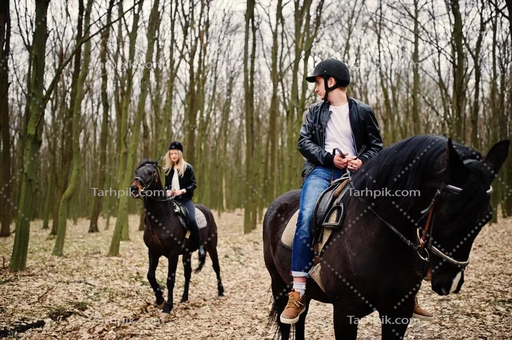 عکس زوج جوان و شیک در حال سوارکاری در جنگل پاییزی