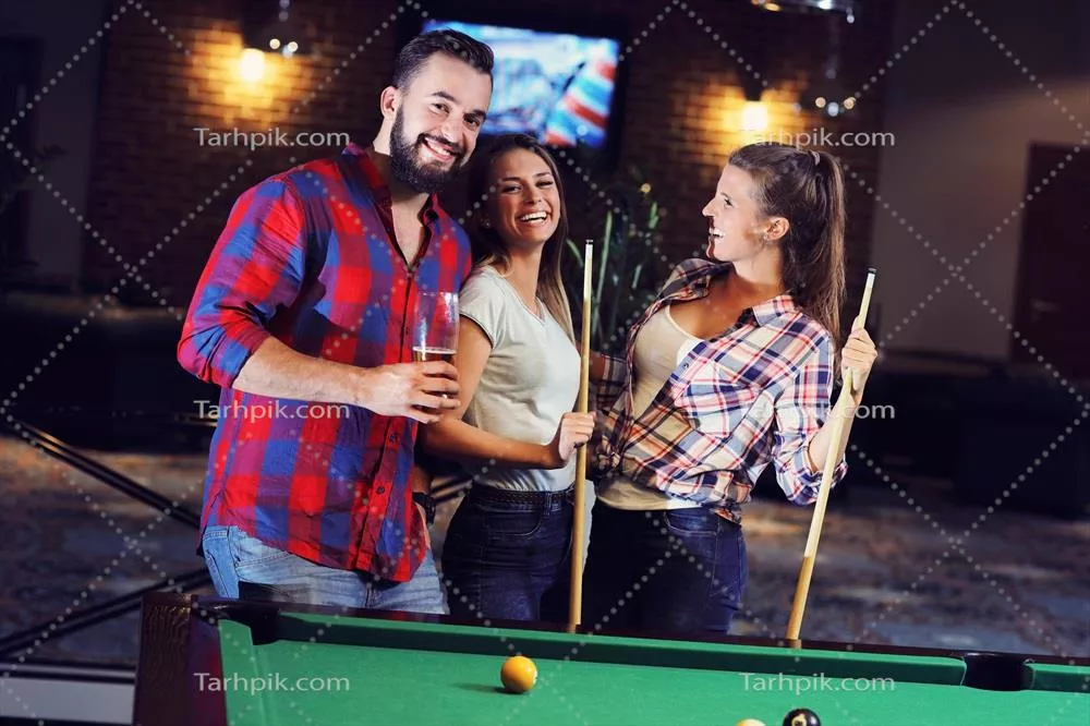 عکس گروهی از دوستان در حال بازی بیلیارد و لذت بردن از لحظات شاد