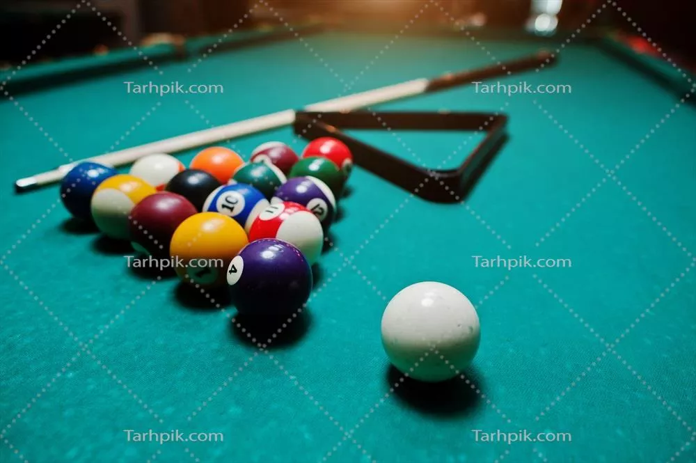 عکس تصویری زیبا از توپ های بیلیارد روی میز بیلیارد با چوب بیلیارد
