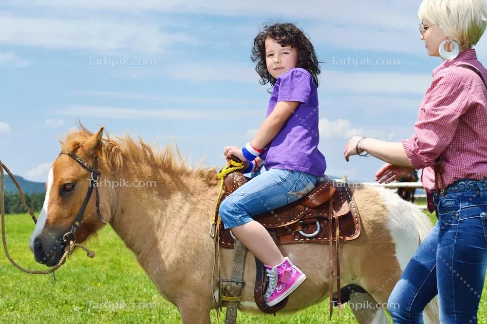 عکس سوارکاری بر روی پونی: تجربه ای شگفت انگیز برای کودکان