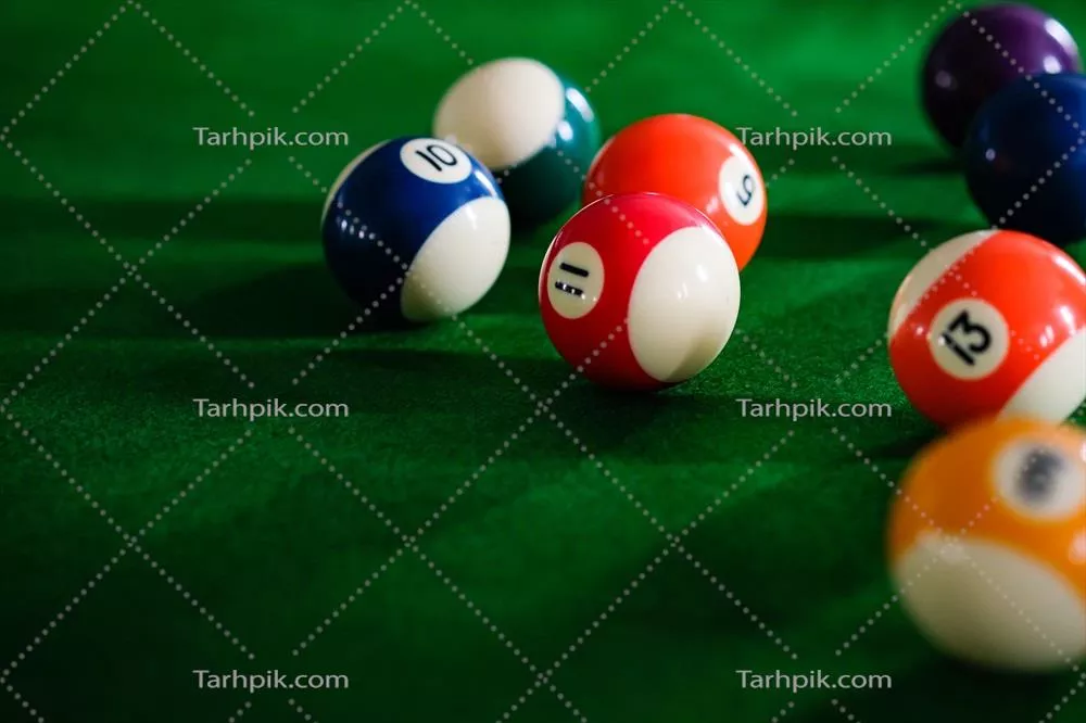 عکس دست مرد و بازوی او در حال بازی اسنوکر و نشانه گیری برای شوت کردن توپ ها