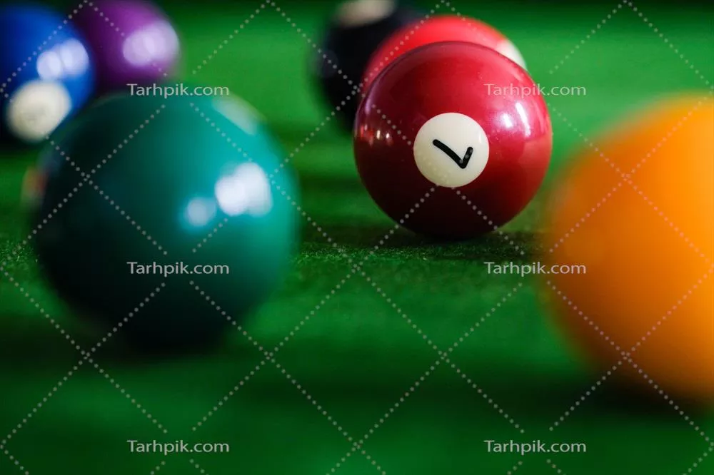 عکس دست مرد و بازوی او در حال بازی اسنوکر و نشانه گیری برای شوت کردن توپ ها