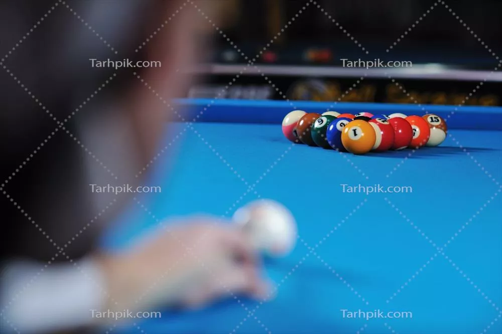 عکس مرد جوان در حال بازی حرفه ای بیلیارد با مهارت های برجسته