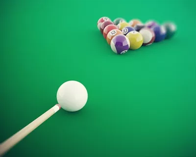عکس تصویری زیبا از توپ های بیلیارد قبل از ضربه زدن بر روی میز سبز