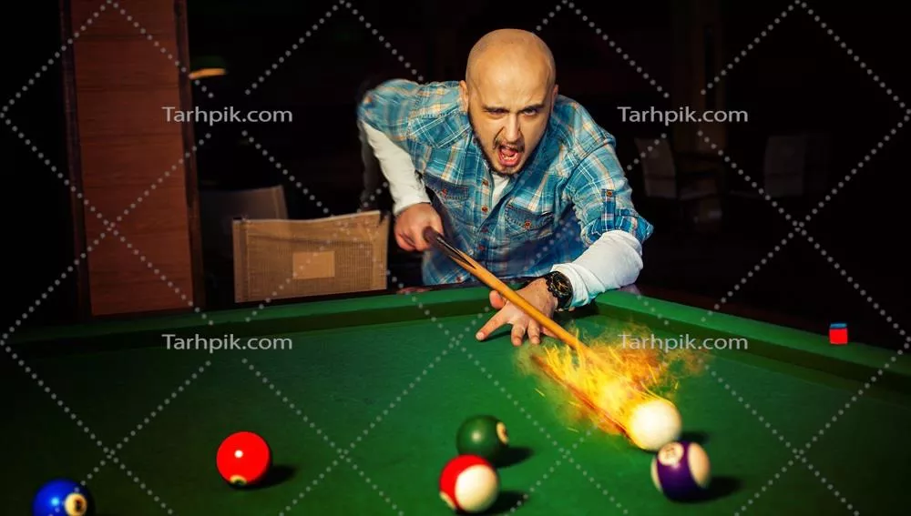 عکس مردی عصبانی که با قدرت به سمت توپ بیلیارد شلیک می کند