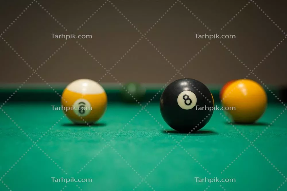 عکس ست توپ های بیلیارد به شکل مثلث بر روی میز سبز در یک بار